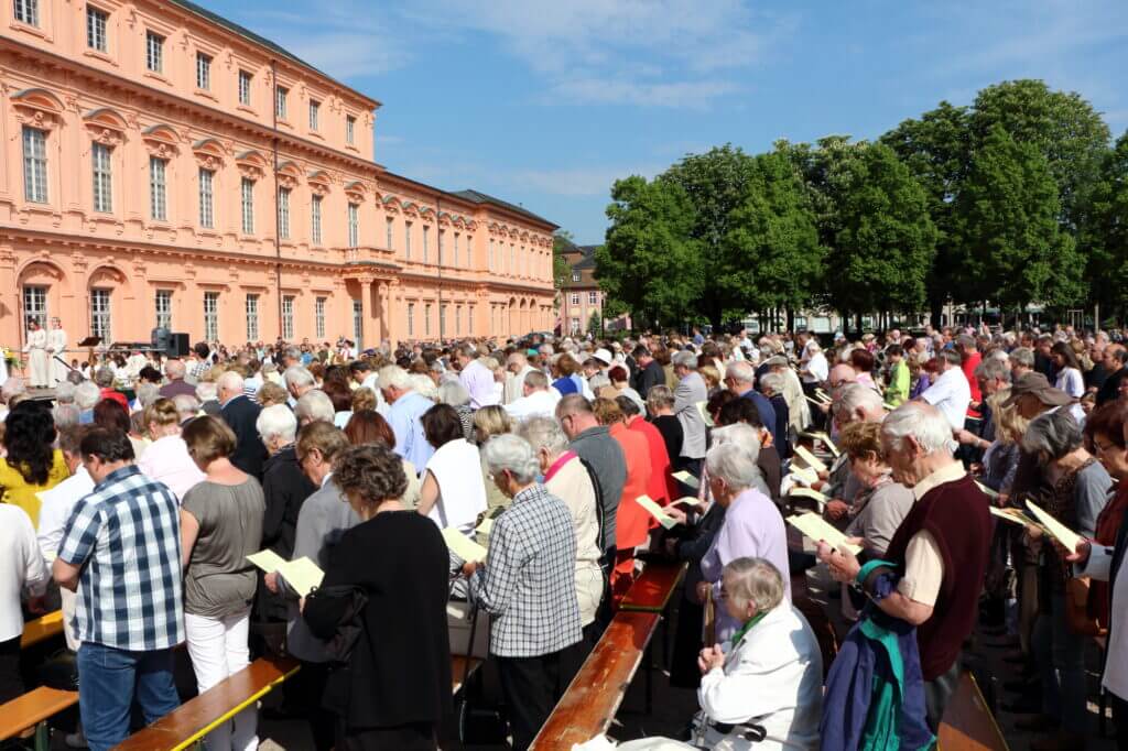 Gläubige aus der ganzen Seelsorgeeinheit beim Gottesdienst im Rastatter Schlosspark am Fest Christi Himmelfahrt