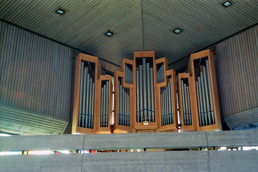 Orgelprospekt der Fischer + Krämer-Orgel der Zwölf-Apostel-Kirche